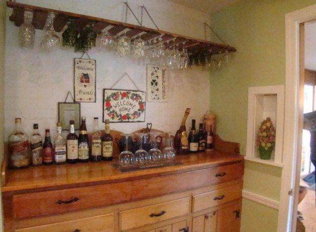 Butler's pantry w/ bar